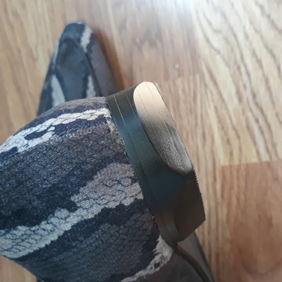 Vaneli python print fabric flats. 8 wide - Picture 7 of 10